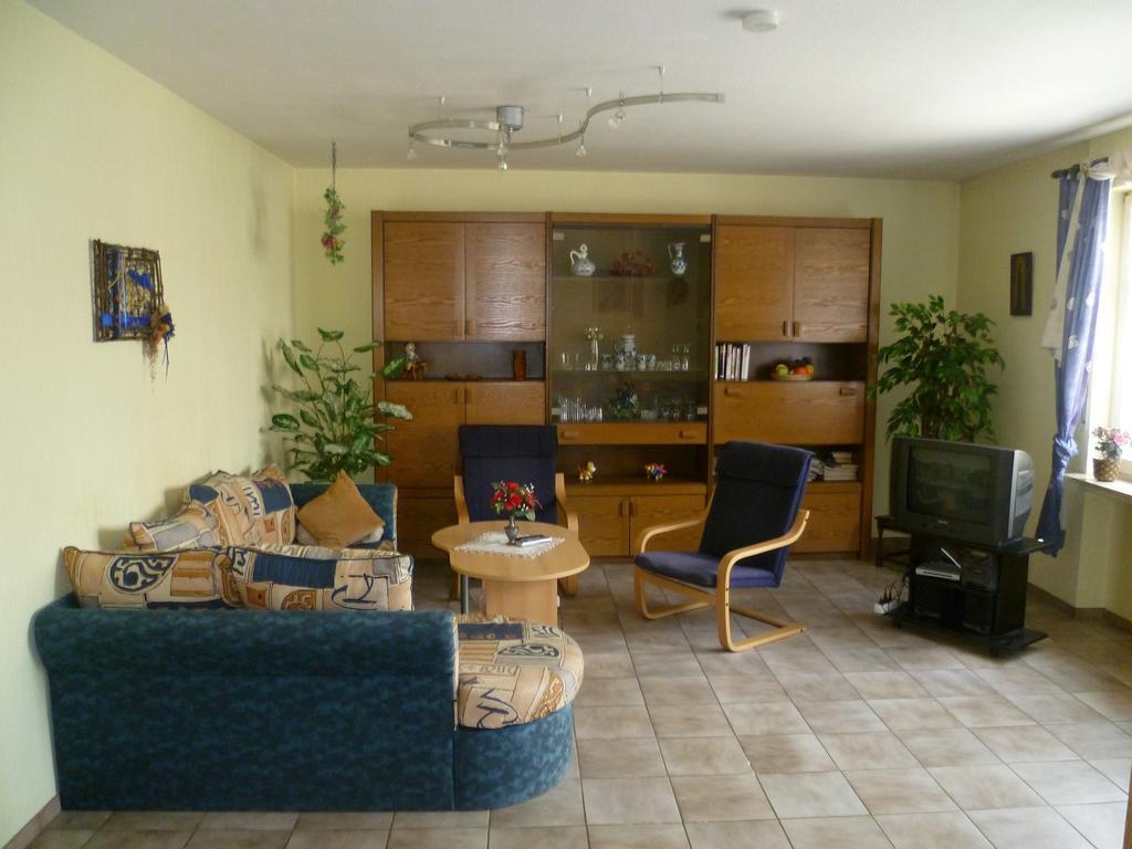 Pension-Elfi Maring-Noviand Quarto foto