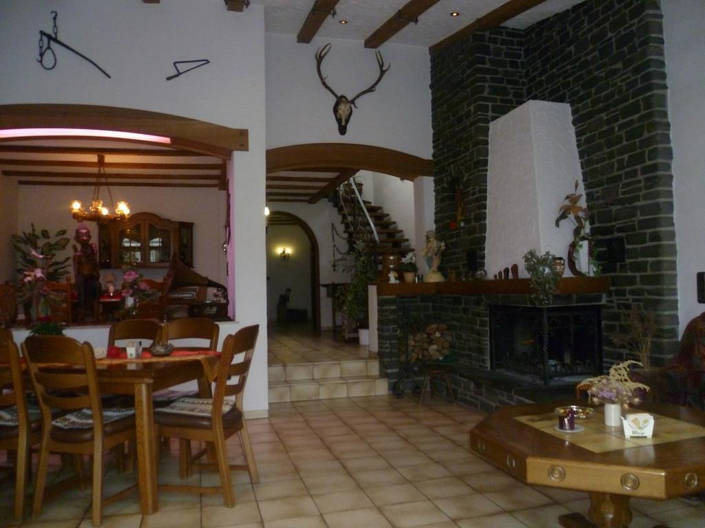 Pension-Elfi Maring-Noviand Quarto foto